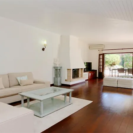 Lynx: Marina-side Retreat For 8 Holiday home