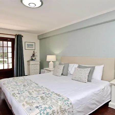 Lynx: Marina-side Retreat For 8 Holiday home *